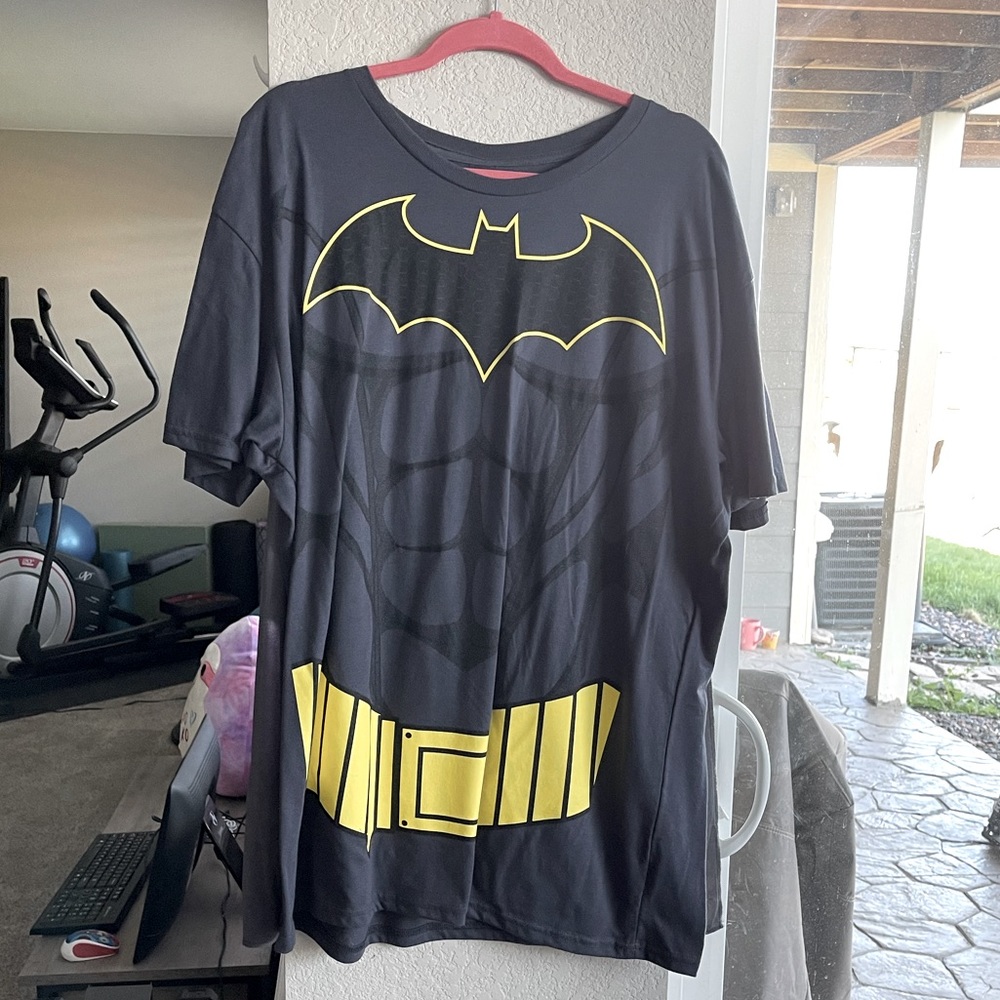 Batman black/yellow T-Shirt with cape and mask for Halloween. Size 2XL